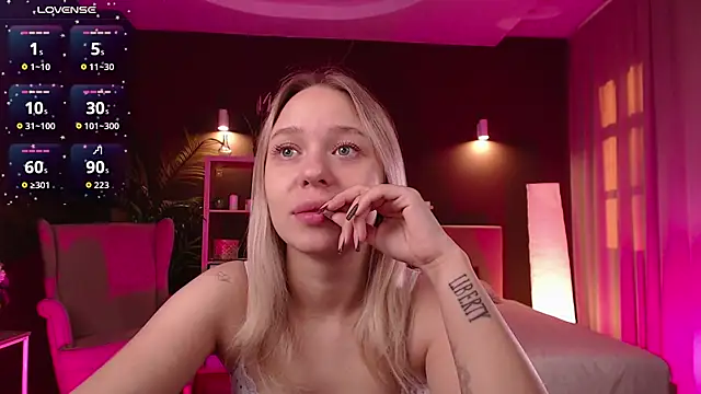 Pooja Hegde online show from September 27, 2025, 1:12 am