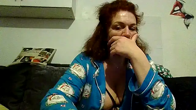 RubyyRosee online show from April 8, 2026, 5:31 am