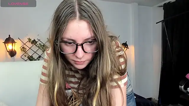 velvet  moon online show from March 13, 2026, 3:55 am