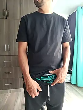 stivenlujan69 online show from November 17, 2025, 1:37 pm