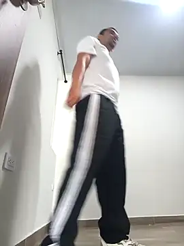 stivenlujan69 online show from February 23, 2026, 3:12 pm