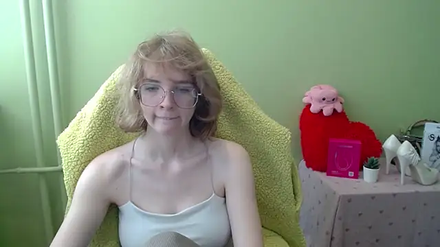 juicyPenny online show from November 6, 2025, 7:34 am