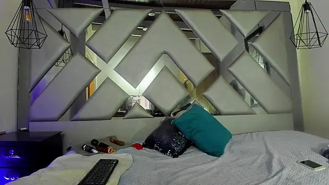 Lorenn Hill online show from December 4, 2025, 12:59 pm