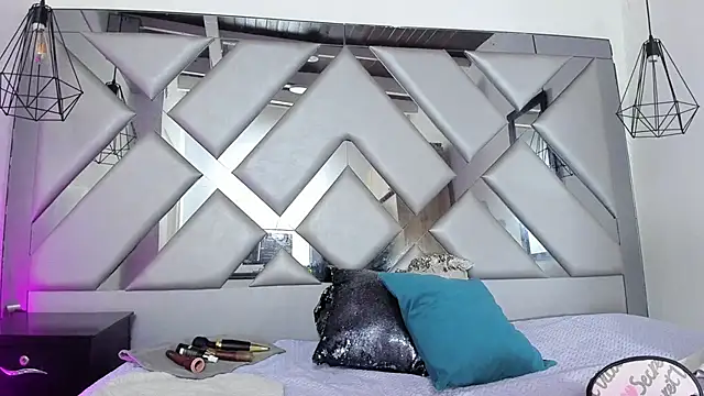 Lorenn Hill online show from November 27, 2025, 12:49 pm