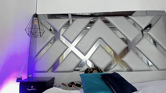 Lorenn Hill online show from November 14, 2025, 1:04 pm