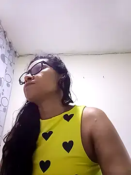 Snapshot of PERLA_BLACK_ chatting on October 22, 2025, 3:39 am PERLA BLACK online show from October 22, 2025, 3:39 am