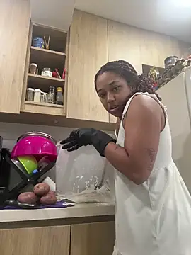 Snapshot of _Zahara_ chatting on November 10, 2025, 11:10 pm Zahara online show from November 10, 2025, 11:10 pm