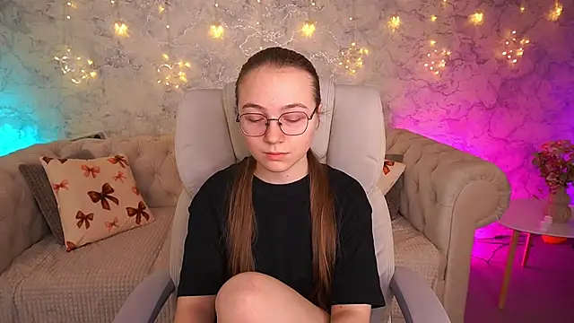 ArrinaWairr online show from March 25, 2026, 7:19 am