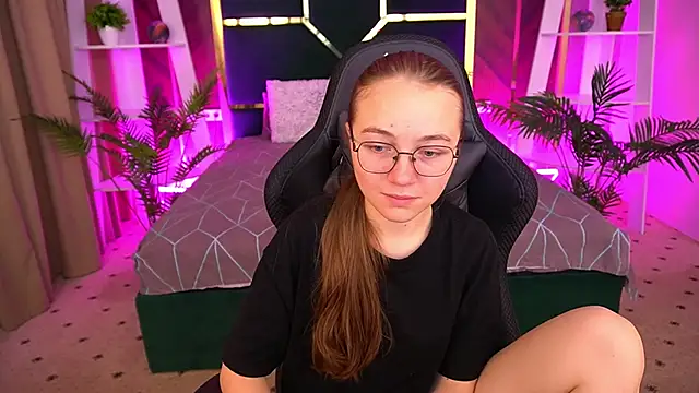 ArrinaWairr online show from November 5, 2025, 9:01 am