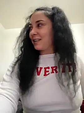 Snapshot of SaraViss20 chatting on November 21, 2025, 6:07 pm SaraViss20 online show from November 21, 2025, 6:07 pm