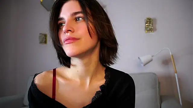 EleneButton online show from December 3, 2025, 1:17 am