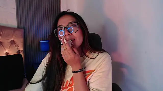 Snapshot of Bonnali_lune chatting on November 1, 2025, 10:03 pm Bonnali lune online show from November 1, 2025, 10:03 pm