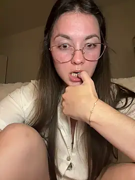 Snapshot of liloush__ chatting on June 17, 2026, 8:30 pm liloush online show from June 17, 2026, 8:30 pm