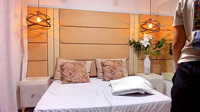 Snapshot of AnnieAndReach chatting on November 25, 2025, 7:47 pm AnnieAndReach online show from November 25, 2025, 7:47 pm