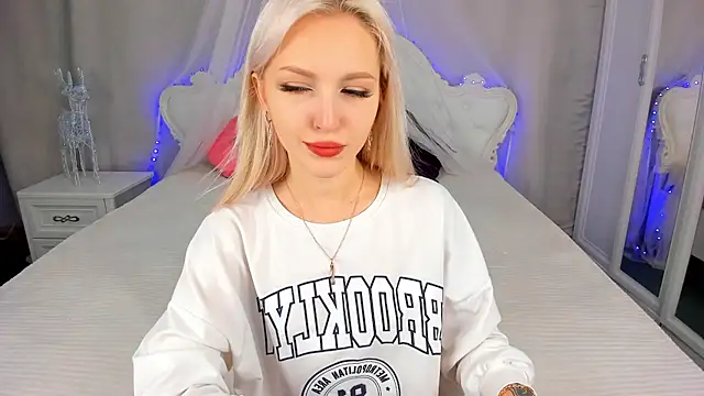 Snapshot of LisaFoxyMe chatting on November 12, 2025, 9:02 am LisaFoxyMe online show from November 12, 2025, 9:02 am