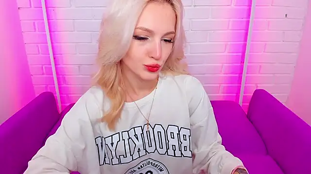 Snapshot of LisaFoxyMe chatting on November 17, 2025, 8:29 am LisaFoxyMe online show from November 17, 2025, 8:29 am