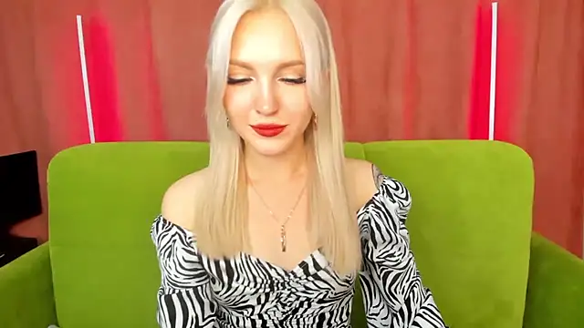 Snapshot of LisaFoxyMe chatting on October 18, 2025, 8:49 am LisaFoxyMe online show from October 18, 2025, 8:49 am