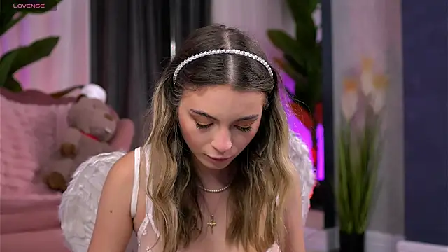 ElsaSolace online show from October 31, 2025, 10:16 pm