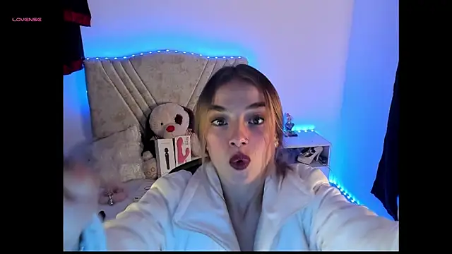 Snapshot of Mia_Victoria22 chatting on April 28, 2026, 2:27 am Mia Victoria22 online show from April 28, 2026, 2:27 am