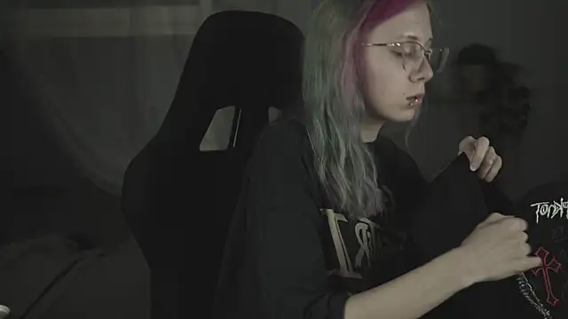 Snapshot of SakuraBliss chatting on November 24, 2025, 10:04 am SakuraBliss online show from November 24, 2025, 10:04 am