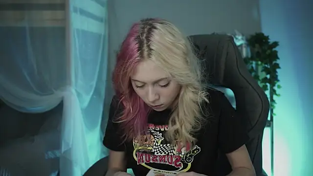 Snapshot of SakuraBliss chatting on October 22, 2025, 3:33 pm SakuraBliss online show from October 22, 2025, 3:33 pm