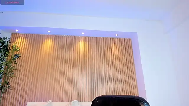 MadisonAnngel online show from November 23, 2025, 1:32 pm