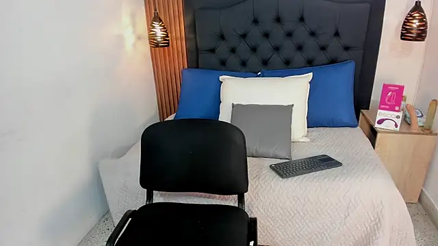 Hisoka 011 online show from April 17, 2026, 7:38 pm