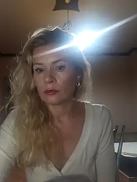 Snapshot of Julia_Giulia chatting on October 4, 2025, 9:16 pm Julia Giulia online show from October 4, 2025, 9:16 pm