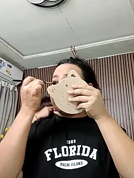 Hotcum ella online show from October 27, 2025, 11:27 pm