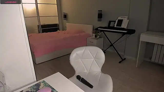 LolaVexx online show from October 28, 2025, 4:06 pm