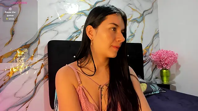 Snapshot of RoxanaBorns_ chatting on July 6, 2026, 9:16 am RoxanaBorns online show from July 6, 2026, 9:16 am