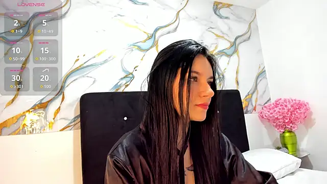 RoxanaBorns  online show from June 1, 2026, 2:06 pm