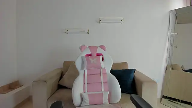 april smiith online show from October 27, 2025, 12:17 pm