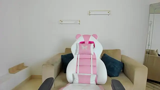 april smiith online show from February 3, 2026, 12:21 pm