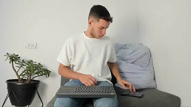 lara and danny online show from October 31, 2025, 2:02 pm