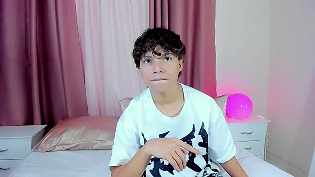 Snapshot of Honeymoon_sariel chatting on December 15, 2025, 1:39 pm Honeymoon sariel online show from December 15, 2025, 1:39 pm