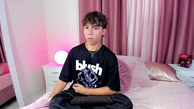 Snapshot of Honeymoon_sariel chatting on November 13, 2025, 8:35 pm Honeymoon sariel online show from November 13, 2025, 8:35 pm