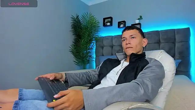 Snapshot of Thomas_moon chatting on March 2, 2026, 1:29 pm Thomas moon online show from March 2, 2026, 1:29 pm