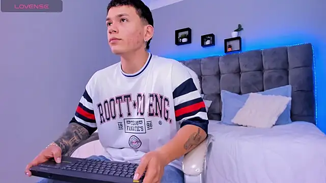 Snapshot of Thomas_moon chatting on January 9, 2026, 12:34 pm Thomas moon online show from January 9, 2026, 12:34 pm