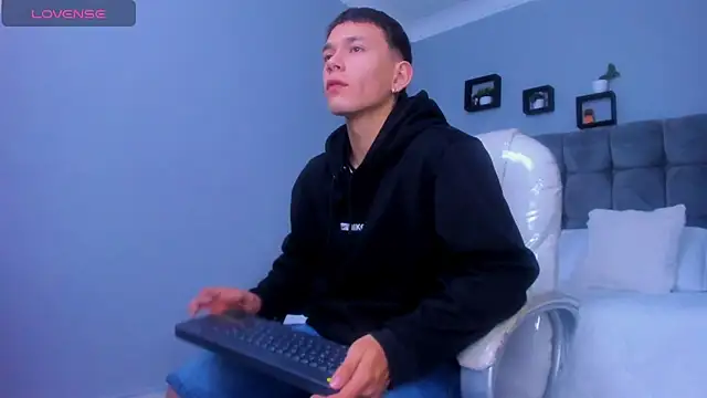 Snapshot of Thomas_moon chatting on December 3, 2025, 12:37 pm Thomas moon online show from December 3, 2025, 12:37 pm