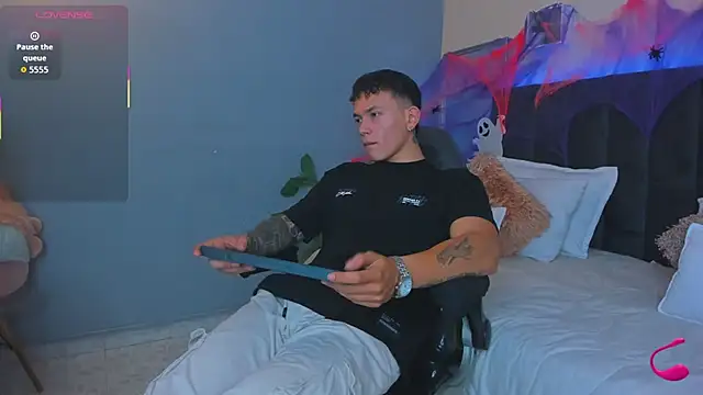 Snapshot of Thomas_moon chatting on October 24, 2025, 12:26 pm Thomas moon online show from October 24, 2025, 12:26 pm