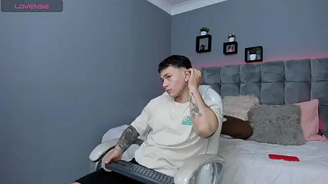 Snapshot of Thomas_moon chatting on September 20, 2025, 12:54 pm Thomas moon online show from September 20, 2025, 12:54 pm