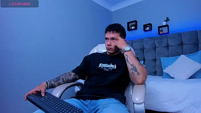 Snapshot of Thomas_moon chatting on November 27, 2025, 12:05 pm Thomas moon online show from November 27, 2025, 12:05 pm