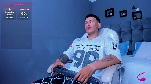 Snapshot of Thomas_moon chatting on November 16, 2025, 10:20 am Thomas moon online show from November 16, 2025, 10:20 am