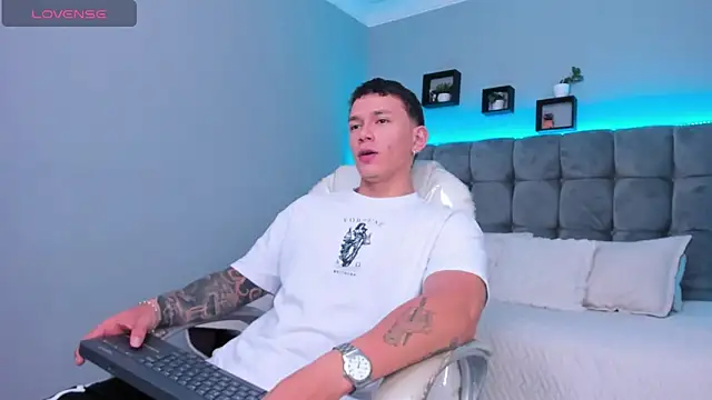 Snapshot of Thomas_moon chatting on February 8, 2026, 12:36 pm Thomas moon online show from February 8, 2026, 12:36 pm