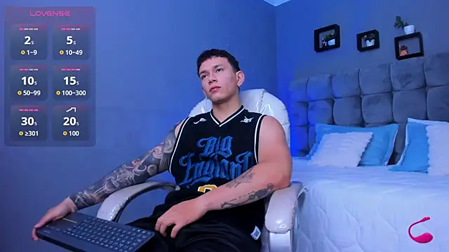 Snapshot of Thomas_moon chatting on November 14, 2025, 11:14 am Thomas moon online show from November 14, 2025, 11:14 am