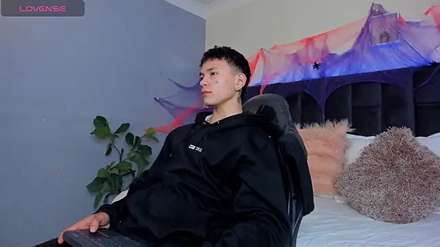 Snapshot of Thomas_moon chatting on October 30, 2025, 1:20 pm Thomas moon online show from October 30, 2025, 1:20 pm