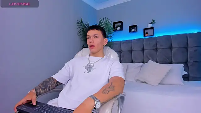 Snapshot of Thomas_moon chatting on February 15, 2026, 1:32 pm Thomas moon online show from February 15, 2026, 1:32 pm