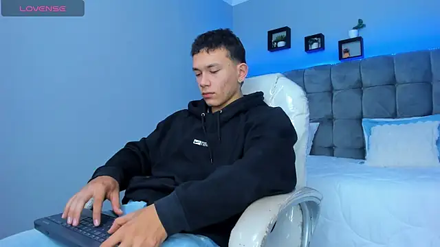 Snapshot of Thomas_moon chatting on December 22, 2025, 1:11 pm Thomas moon online show from December 22, 2025, 1:11 pm