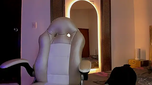 Snapshot of Elowen_Clark chatting on November 29, 2025, 7:36 pm Elowen Clark online show from November 29, 2025, 7:36 pm